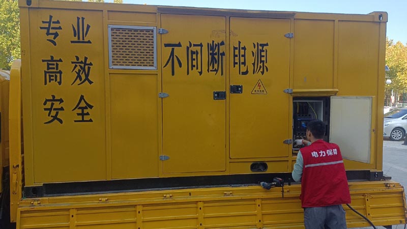 南岗柴油发电机组和UPS电源配合使用时，如何避免切换过程中的电力中断？